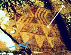 Petroglyphs with final fine touch in two polishing levels. Green arrow - 1º level, blue arrow - 2º level.