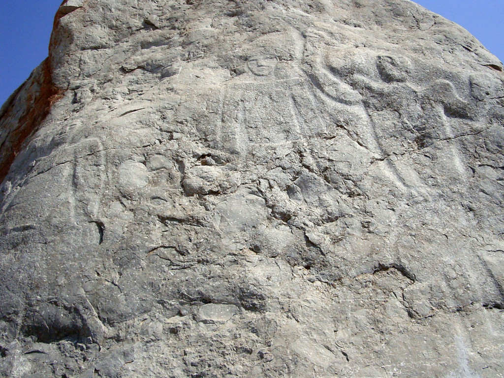 Fig. 1 -  Figures realized in bas relief. These figures are on the most known piece of rock art in Oman, a boulder naturally shaped as a gigantic standing stone - Hasat Bin Salt (Coleman’s Rock) - (photo by Angelo Fossati)