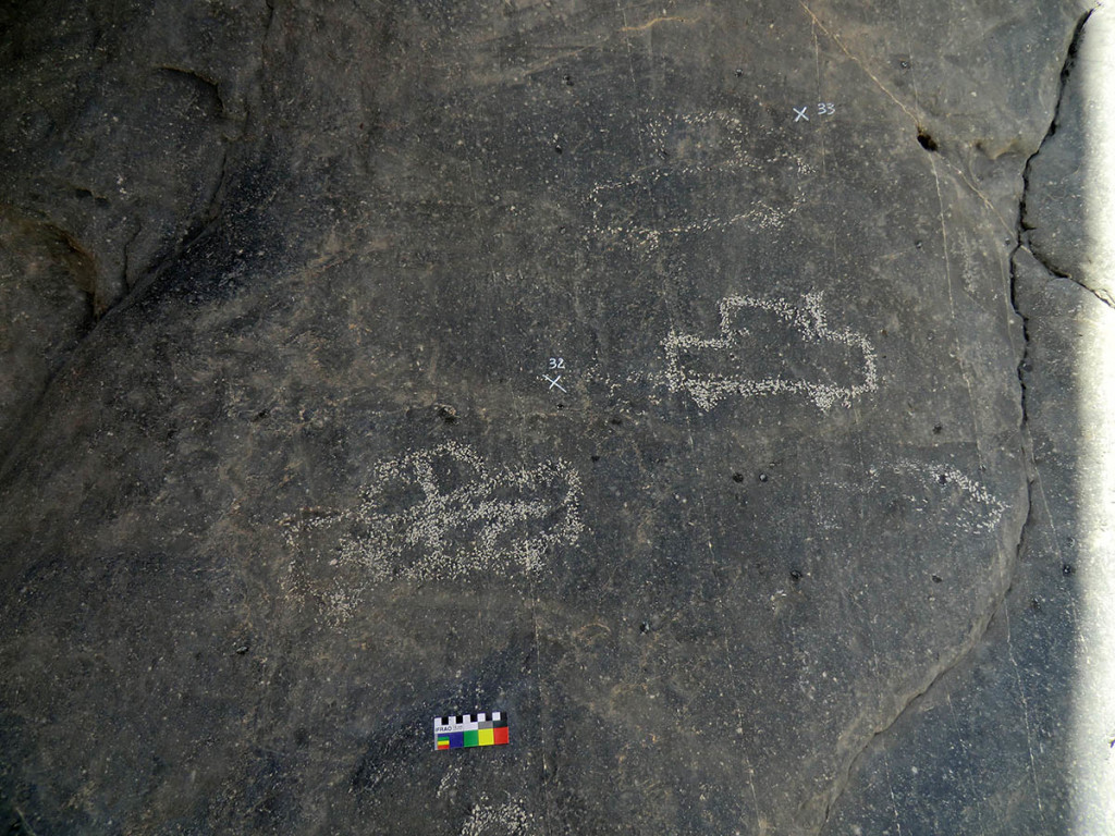 Fig. 21 - Three cars engraved on a rock at Al Khadra. They represent the first motor vehicles entering in the wadi in the last century, probably already during the thirties - Wadi Sahtan (photo by Francesca Roncoroni)